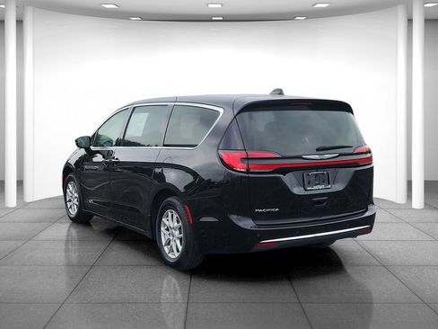 Used 2024 Chrysler Pacifica Touring-L FWD image 6