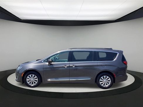 Used 2017 Chrysler Pacifica Touring-L FWD image 5