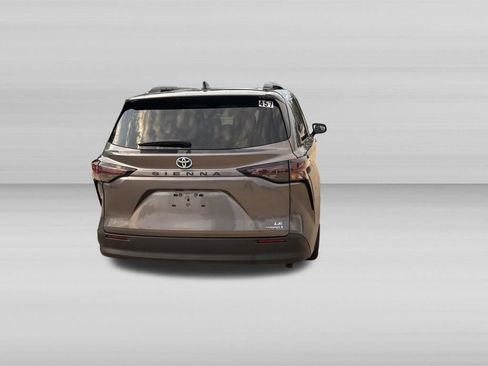 Used 2023 Toyota Sienna LE FWD image 5