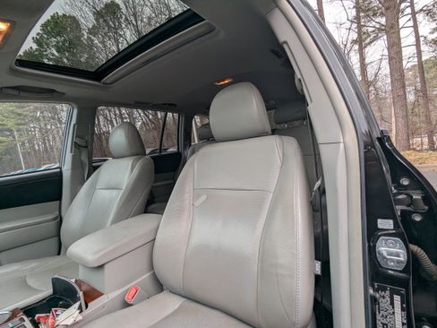 Used 2012 Toyota Highlander Limited w/ Tow Pkg image 3