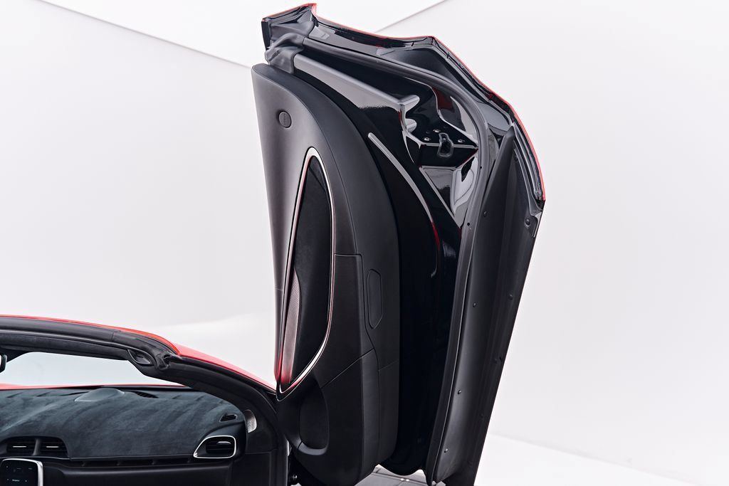 Used 2025 McLaren Artura Spider RWD image 40