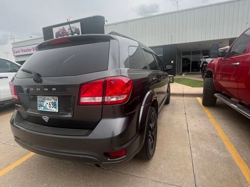 Used 2019 Dodge Journey SE w/ Connectivity Group FWD image 3