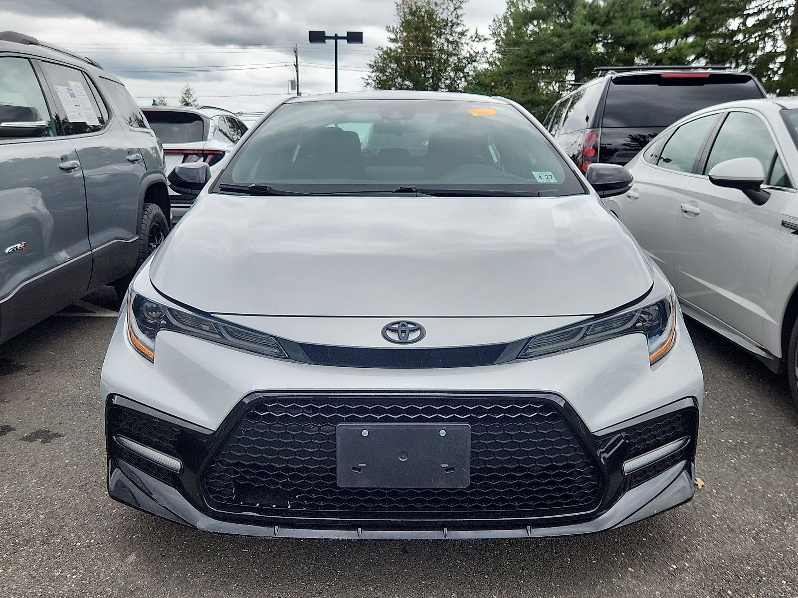 Used 2022 Toyota Corolla SE FWD image 2