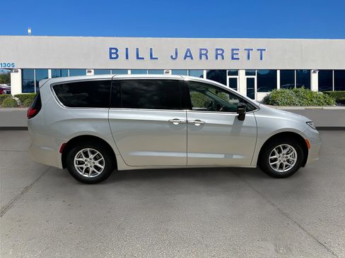 Used 2024 Chrysler Pacifica Touring-L FWD image 8