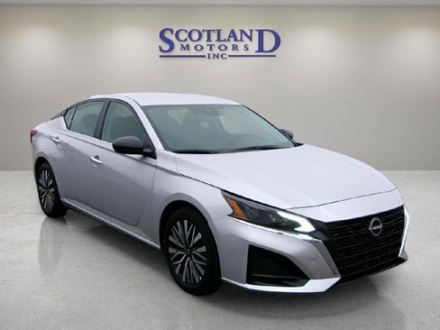Used 2025 Nissan Altima 2.5 SV FWD image 4