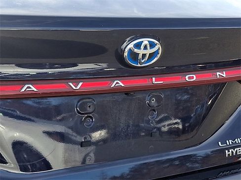 Used 2021 Toyota Avalon Limited image 32