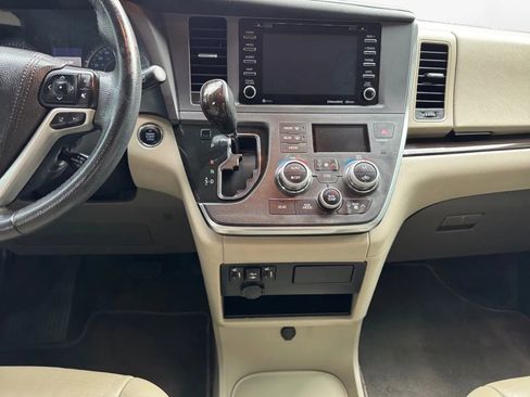 Used 2019 Toyota Sienna XLE image 13