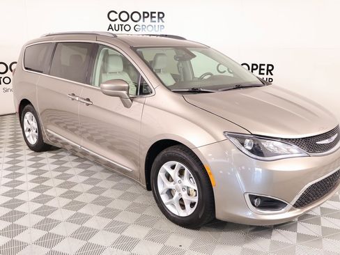 Used 2017 Chrysler Pacifica Touring-L Plus image 1