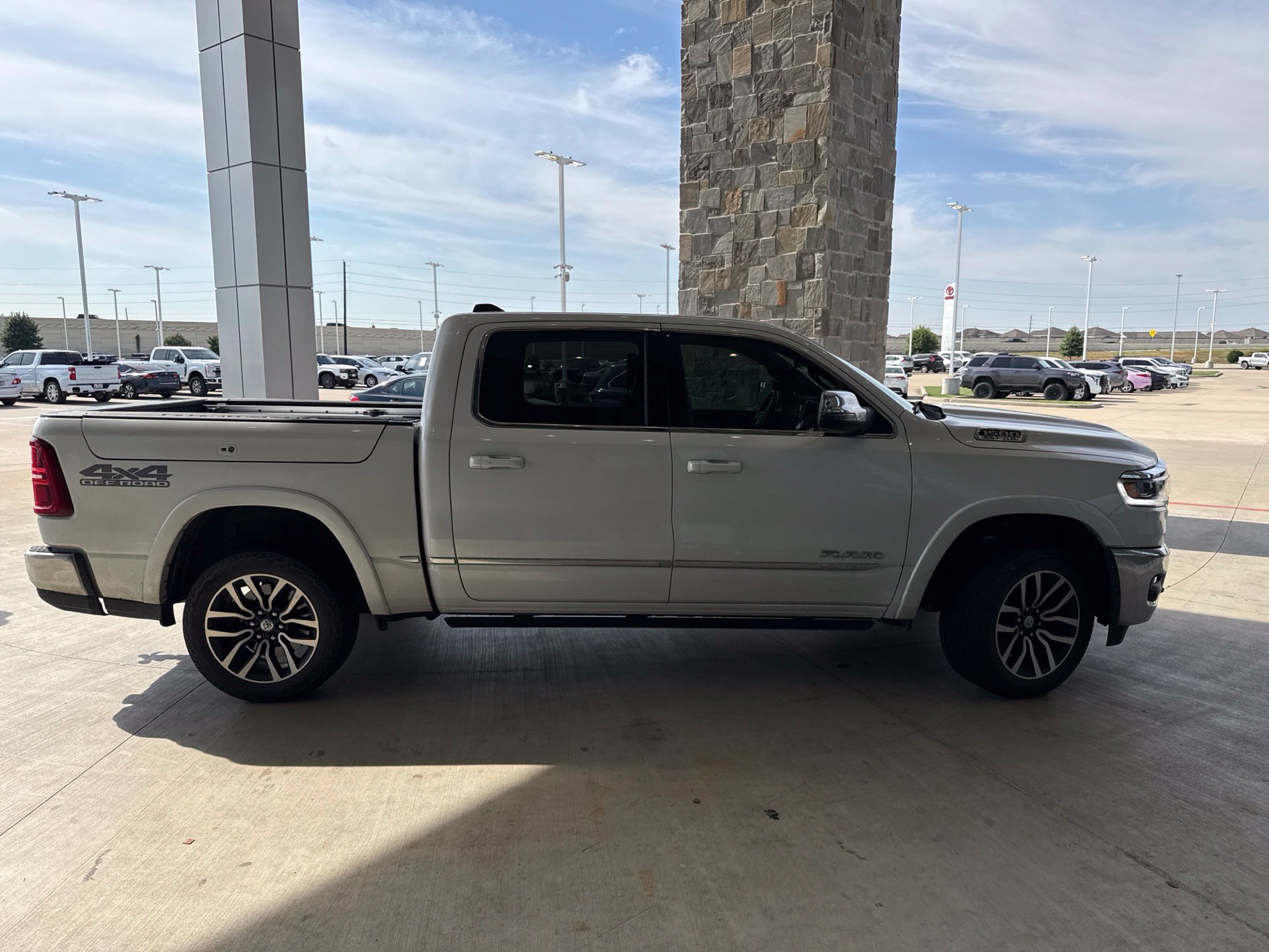 Used 2025 RAM 1500 Limited w/ Off Road Group AWD/4WD image 2