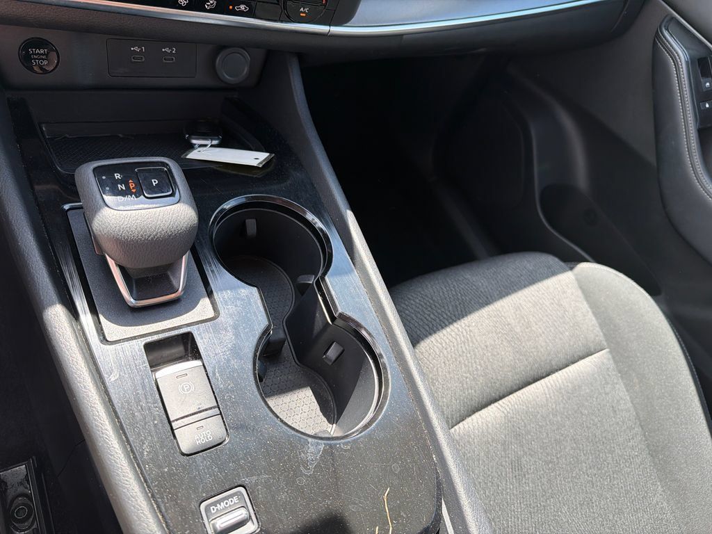 Used 2025 Nissan Rogue SV FWD image 32