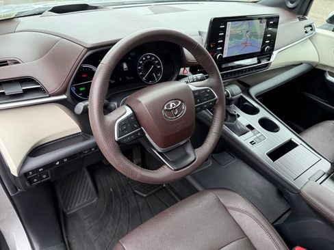Used 2024 Toyota Sienna Platinum AWD/4WD image 13