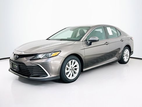Used 2021 Toyota Camry LE image 3