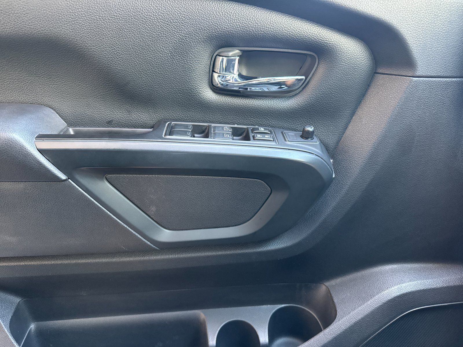 Used 2018 Nissan Titan SV w/ SV Convenience Package AWD/4WD image 11