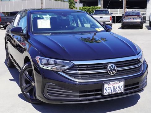 Used 2023 Volkswagen Jetta SE FWD image 2