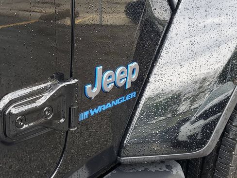 Certified 2025 Jeep Wrangler Unlimited Sahara AWD/4WD image 6