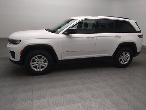 Used 2024 Jeep Grand Cherokee Laredo RWD image 2