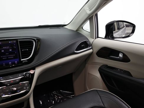 Used 2023 Chrysler Pacifica Limited FWD image 34