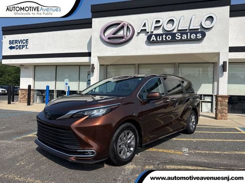 Used 2023 Toyota Sienna XLE image 1
