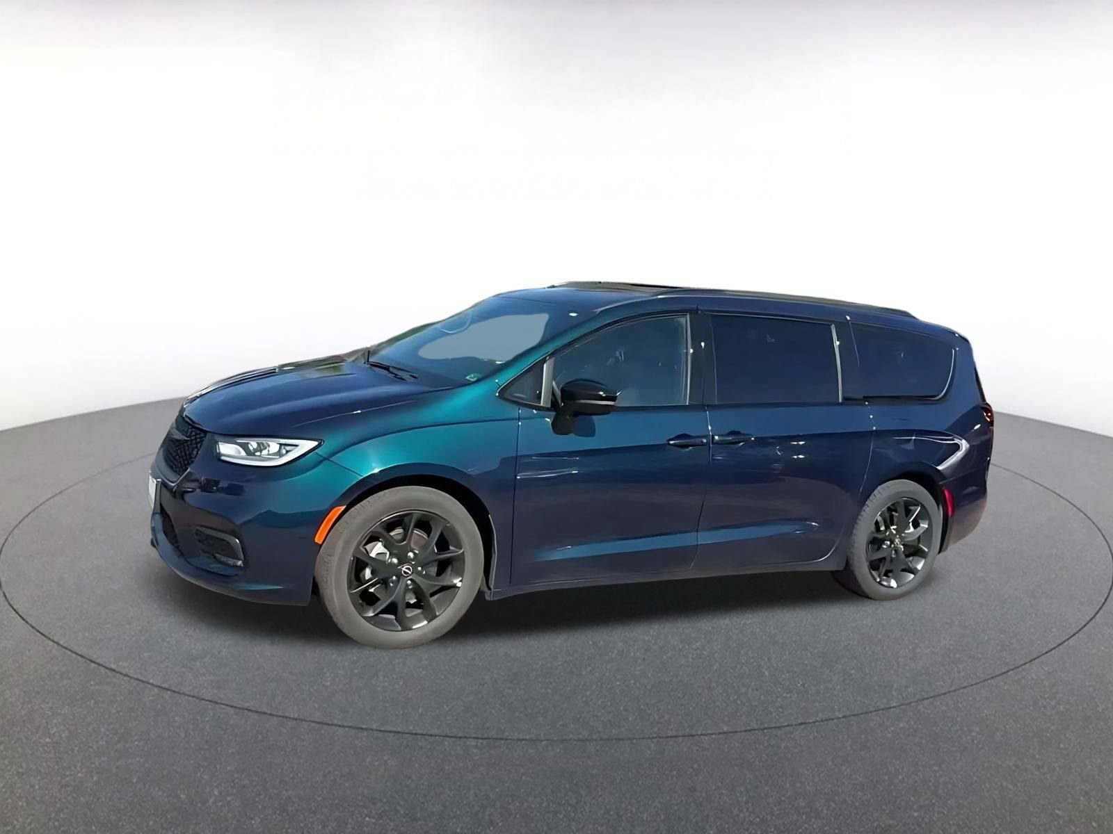 Used 2025 Chrysler Pacifica Limited FWD image 7