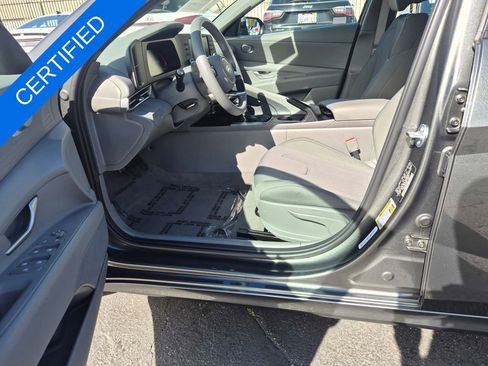 Used 2025 Hyundai Elantra SE image 11