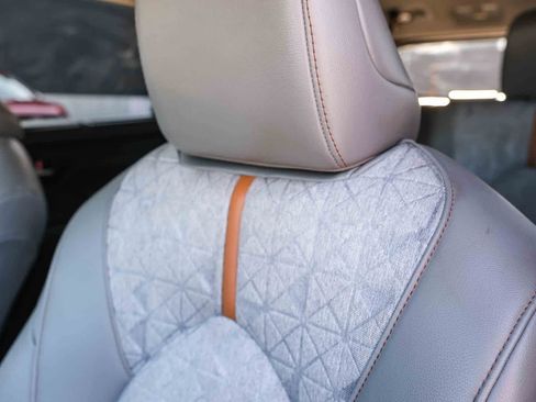 Used 2023 Toyota Highlander Bronze Edition FWD image 21