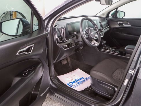 Used 2023 Kia Sportage LX FWD image 3