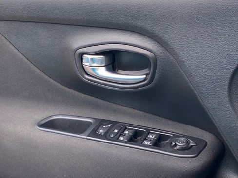 Used 2021 Jeep Renegade Latitude w/ Luxury Group I image 20