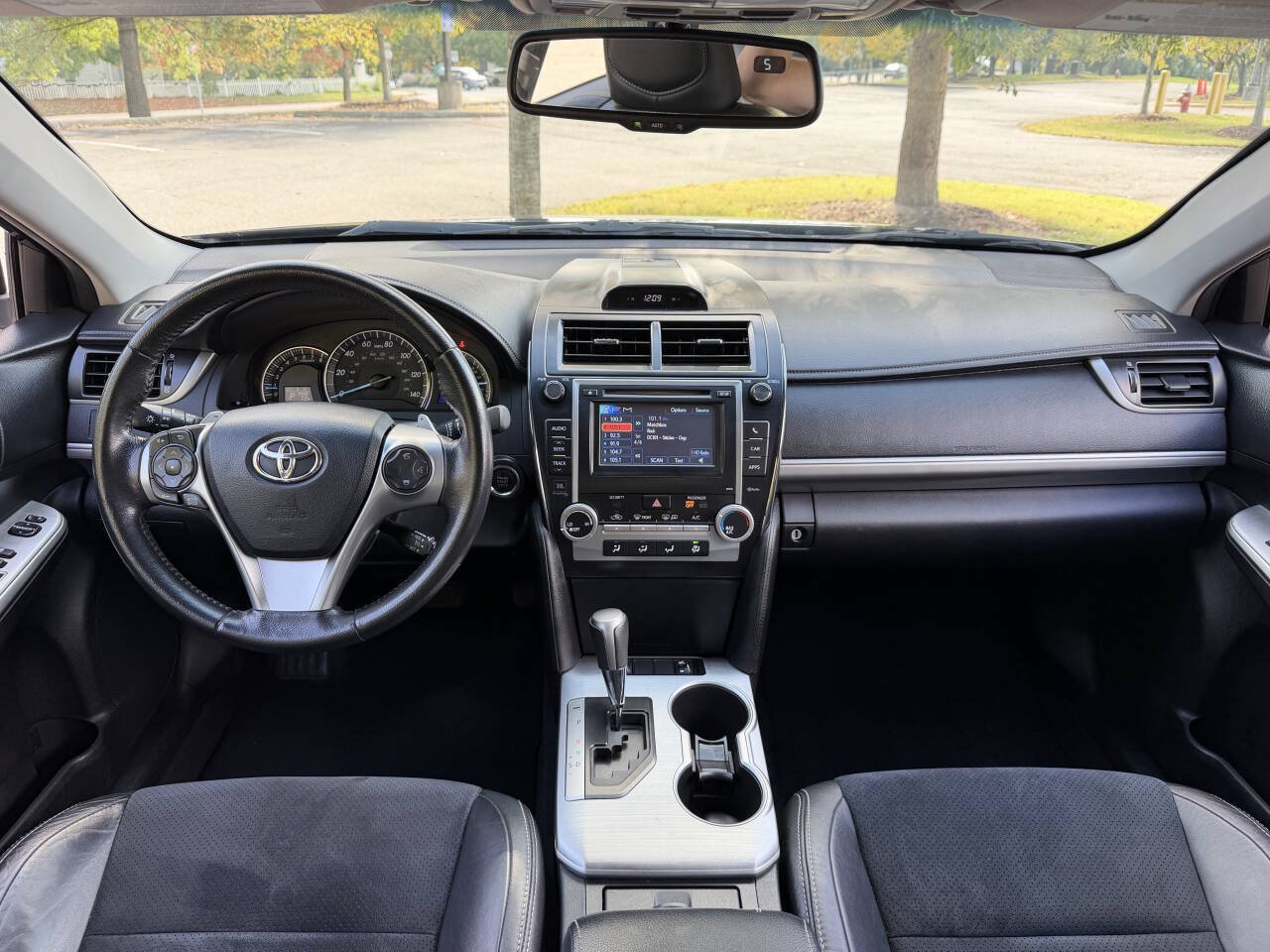 Used 2012 Toyota Camry SE w/ Leather Pkg FWD image 15