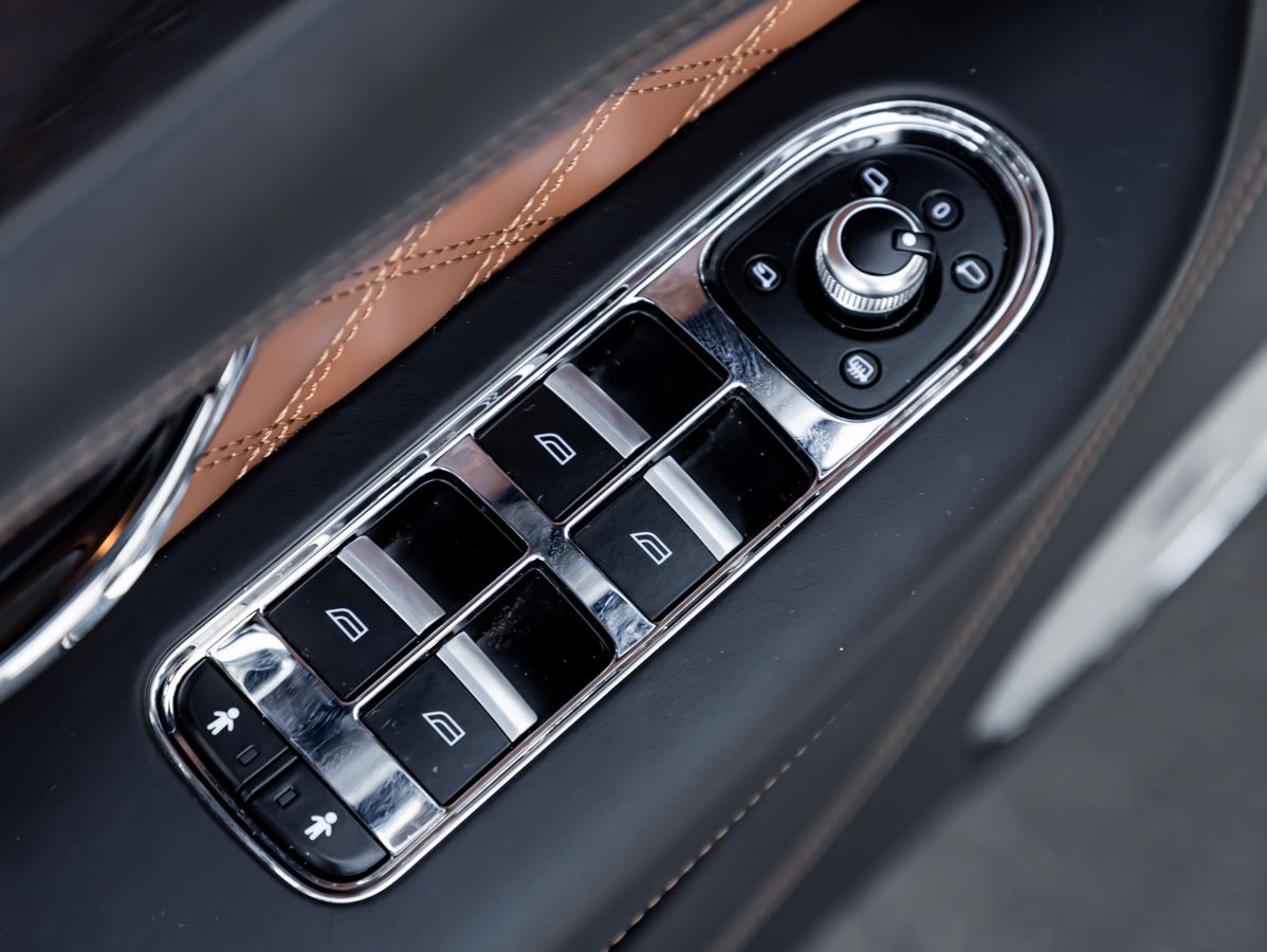 Used 2023 Bentley Bentayga Plug-In Hybrid AWD/4WD image 31