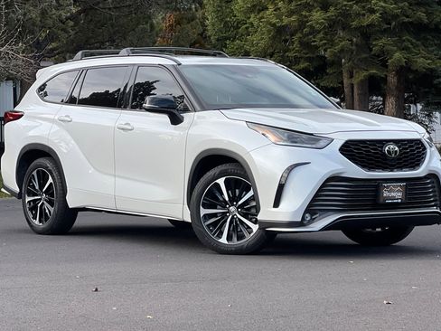 Used 2021 Toyota Highlander XSE image 2