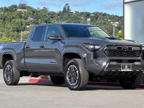 Used 2025 Toyota Tacoma TRD Sport AWD/4WD image 9