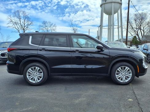 Used 2024 Mitsubishi Outlander ES image 2