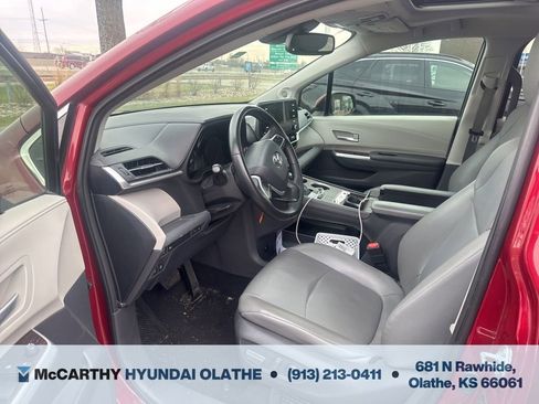 Used 2021 Toyota Sienna XLE w/ XLE Plus Package image 3