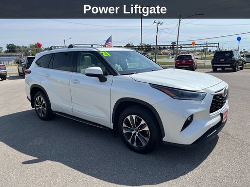 Used 2021 Toyota Highlander XLE AWD/4WD image 9