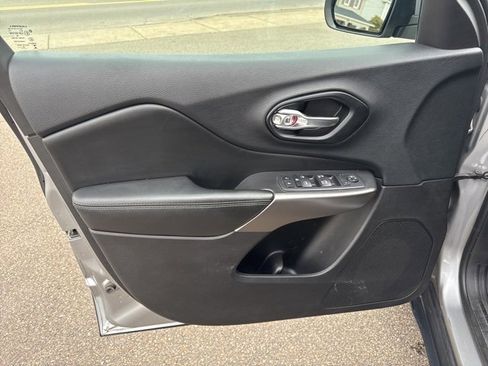 Used 2021 Jeep Cherokee Latitude Lux image 14