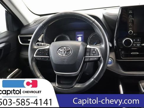Used 2022 Toyota Highlander LE AWD/4WD image 16
