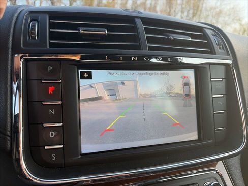 Used 2018 Lincoln Continental Select image 16