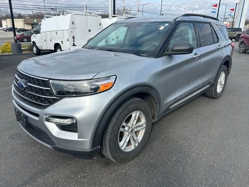 Used 2020 Ford Explorer XLT w/ Equipment Group 202A image 2