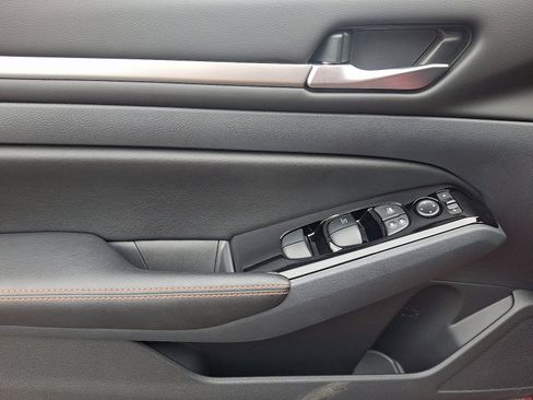 Certified 2025 Nissan Altima 2.5 SR image 12