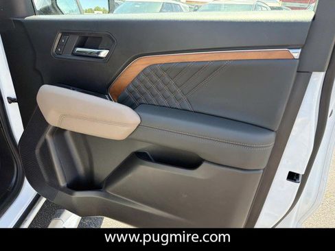 Used 2025 GMC Canyon Denali AWD/4WD image 14