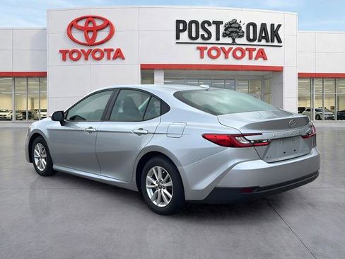 Used 2025 Toyota Camry LE image 5