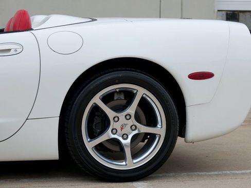 Used 2001 Chevrolet Corvette Convertible w/ Preferred Equipment Group2 image 21