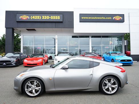 Used 2009 Nissan 370Z Touring w/ Sport Pkg image 2
