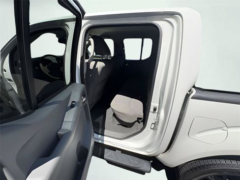 Used 2021 Nissan Frontier SV w/ Midnight Edition Floor Mats RWD image 12