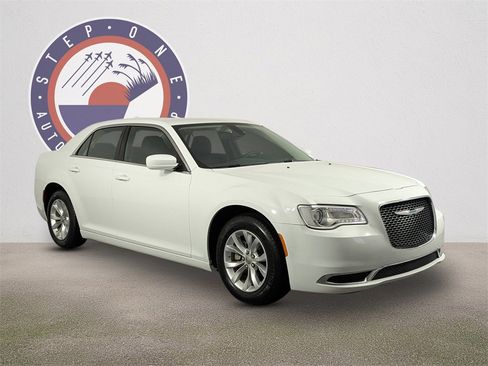 Used 2023 Chrysler 300 Touring image 2