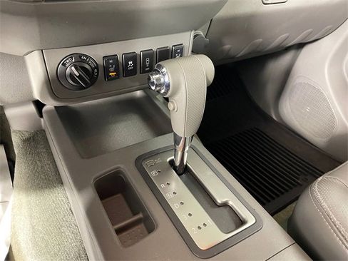 Used 2014 Nissan Frontier SL w/ SL Moonroof Package image 10