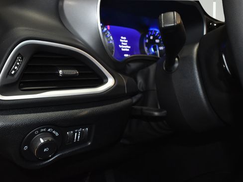 Certified 2025 Chrysler Pacifica Select FWD image 30