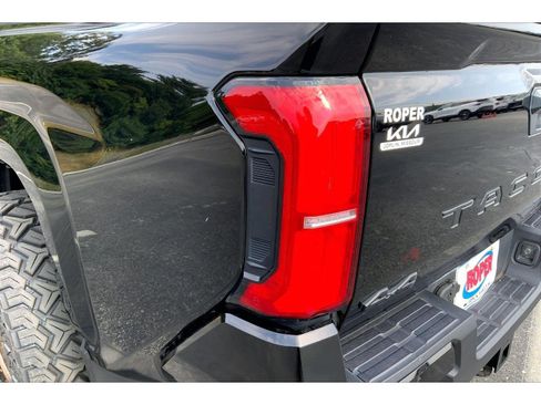 Used 2024 Toyota Tacoma SR5 AWD/4WD image 27
