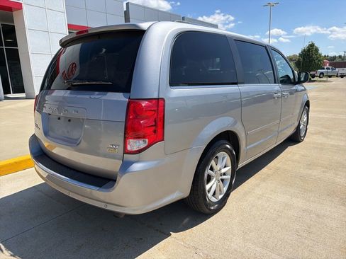 Used 2019 Dodge Grand Caravan SXT w/ Rear Park Assist Package FWD image 4