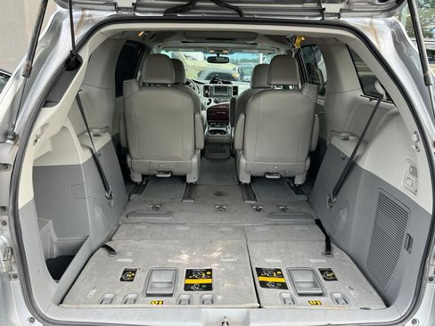 Used 2011 Toyota Sienna XLE w/ Premium Pkg AWD/4WD image 11